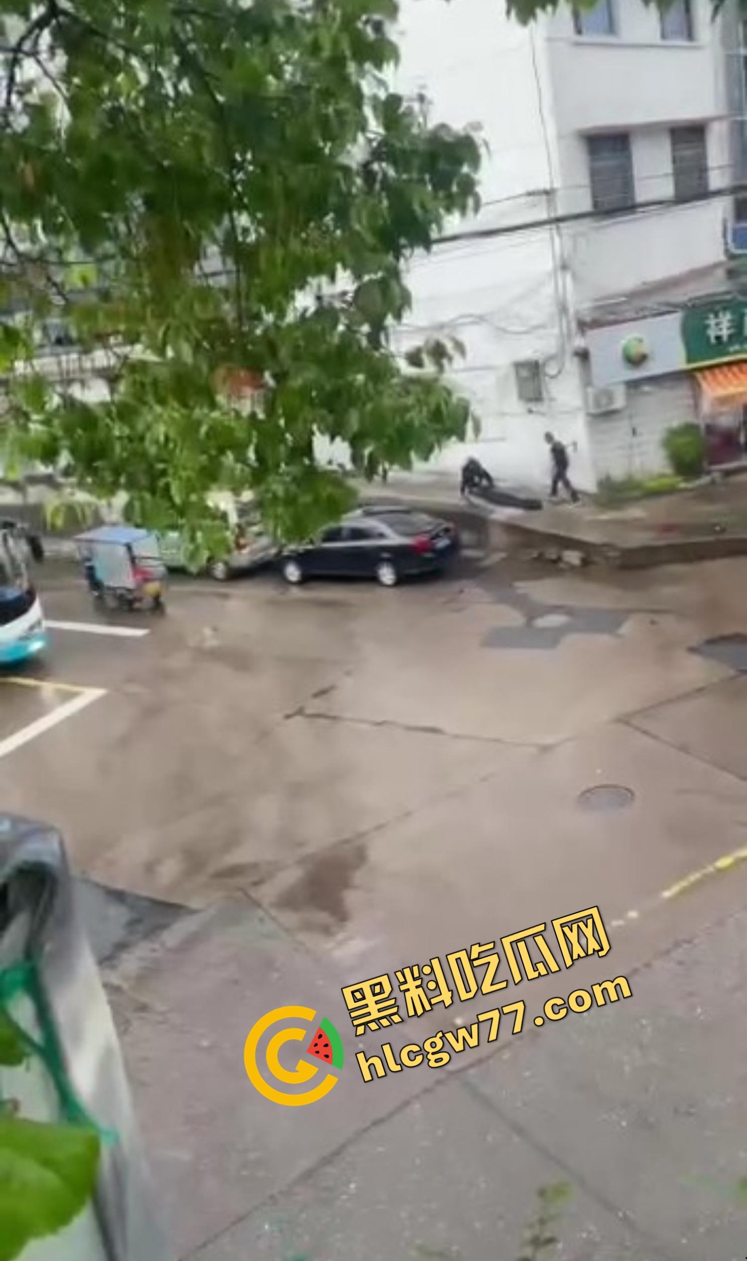 浙江台州街头突发枪击。毒贩持真枪当街开火,出租车司机中弹身亡娃也遭殃,这年头还能让警察叔叔吃花生米?-11