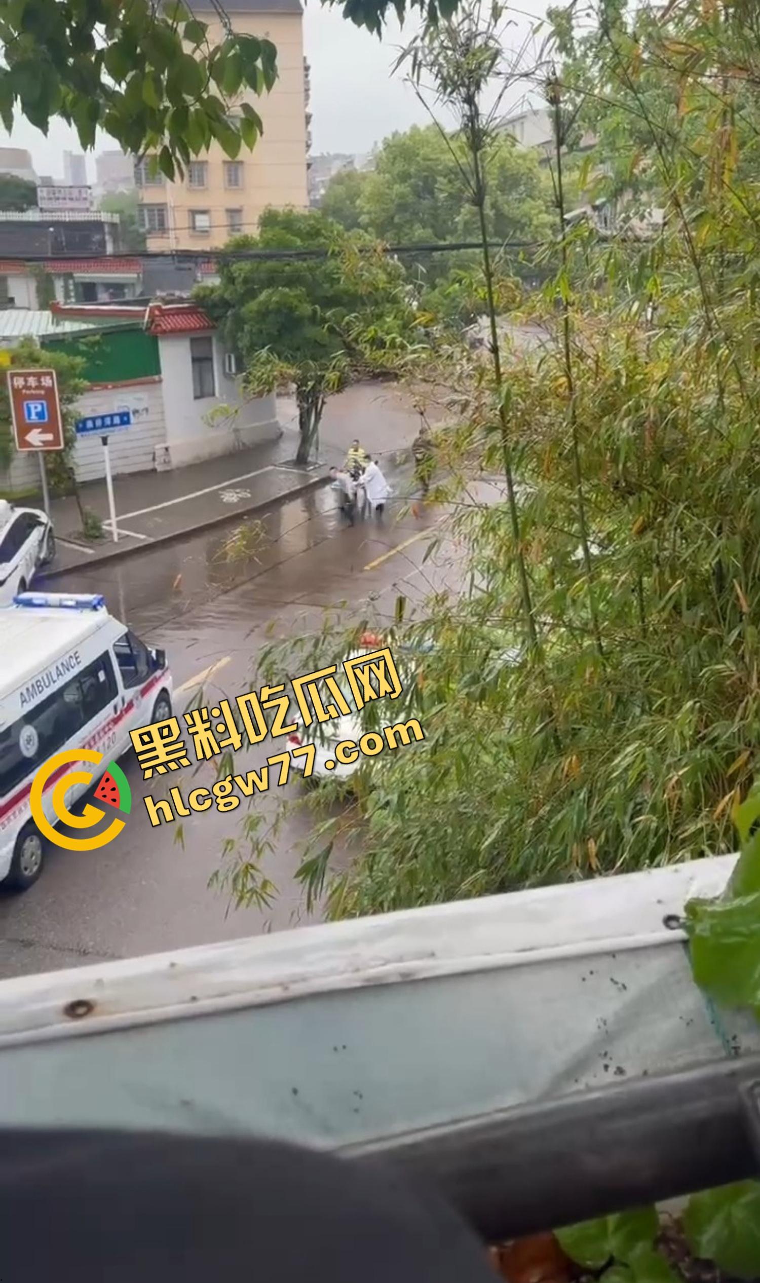 浙江台州街头突发枪击。毒贩持真枪当街开火,出租车司机中弹身亡娃也遭殃,这年头还能让警察叔叔吃花生米?-13