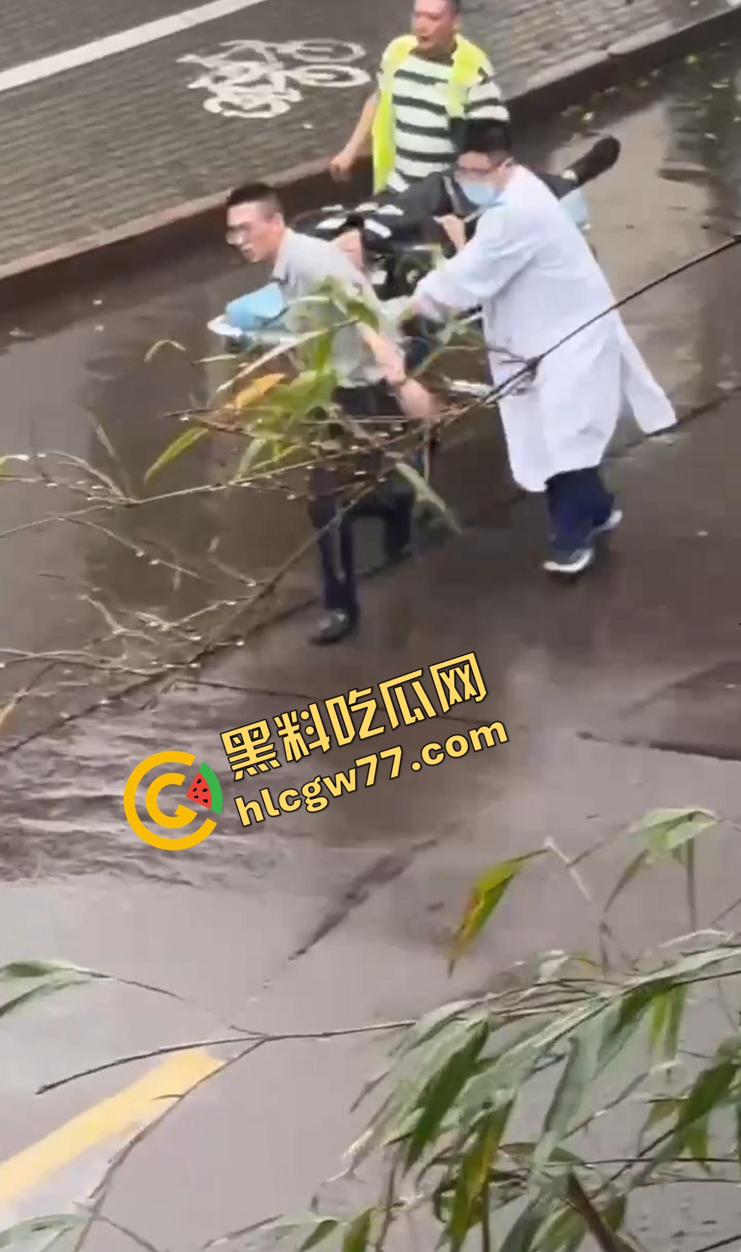 浙江台州街头突发枪击。毒贩持真枪当街开火,出租车司机中弹身亡娃也遭殃,这年头还能让警察叔叔吃花生米?-14