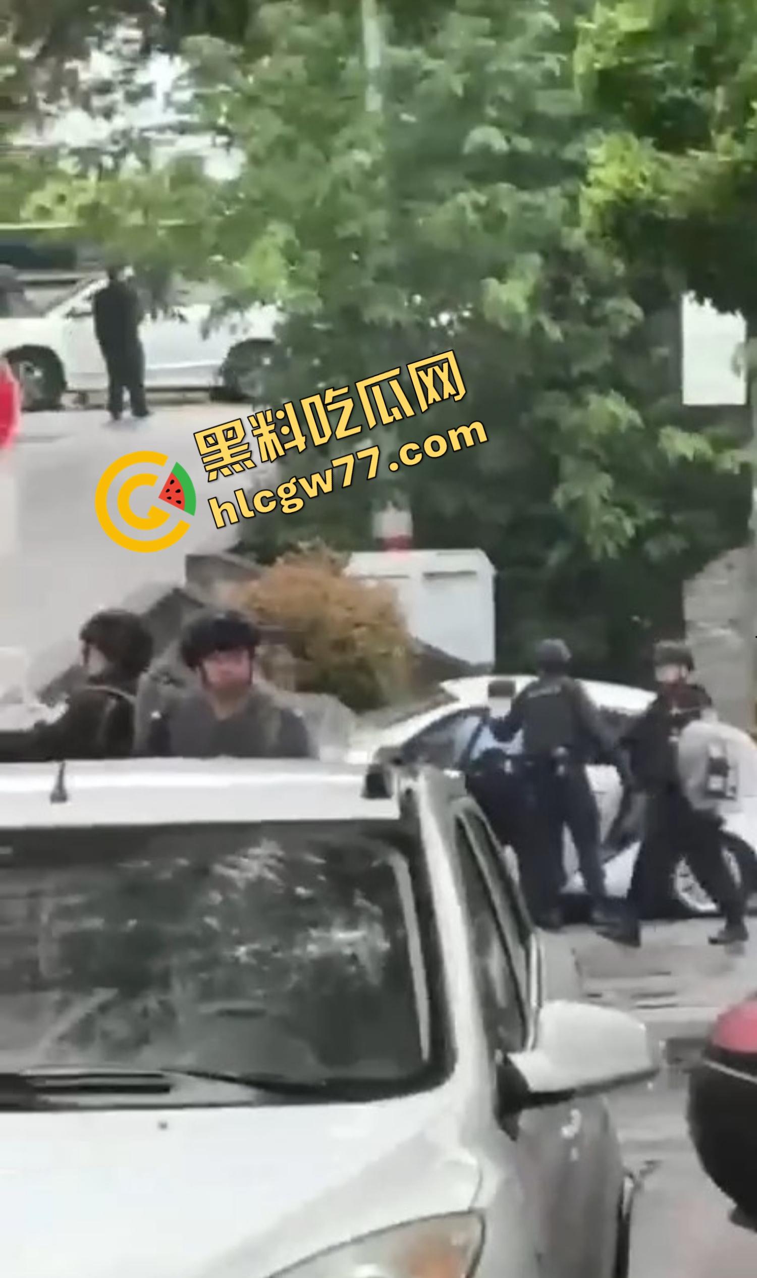 浙江台州街头突发枪击。毒贩持真枪当街开火,出租车司机中弹身亡娃也遭殃,这年头还能让警察叔叔吃花生米?-17