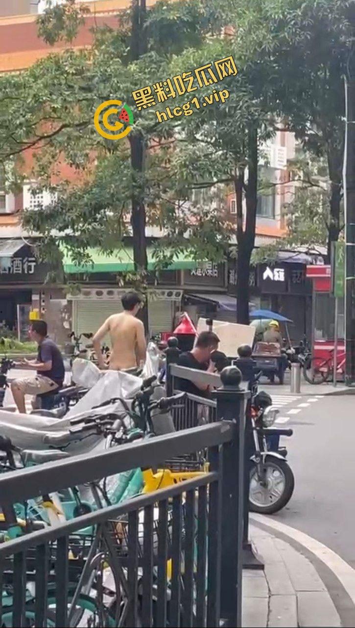广东广州惊现帅哥裸男！一路猥亵女子 一同上车！炸裂全网！-7