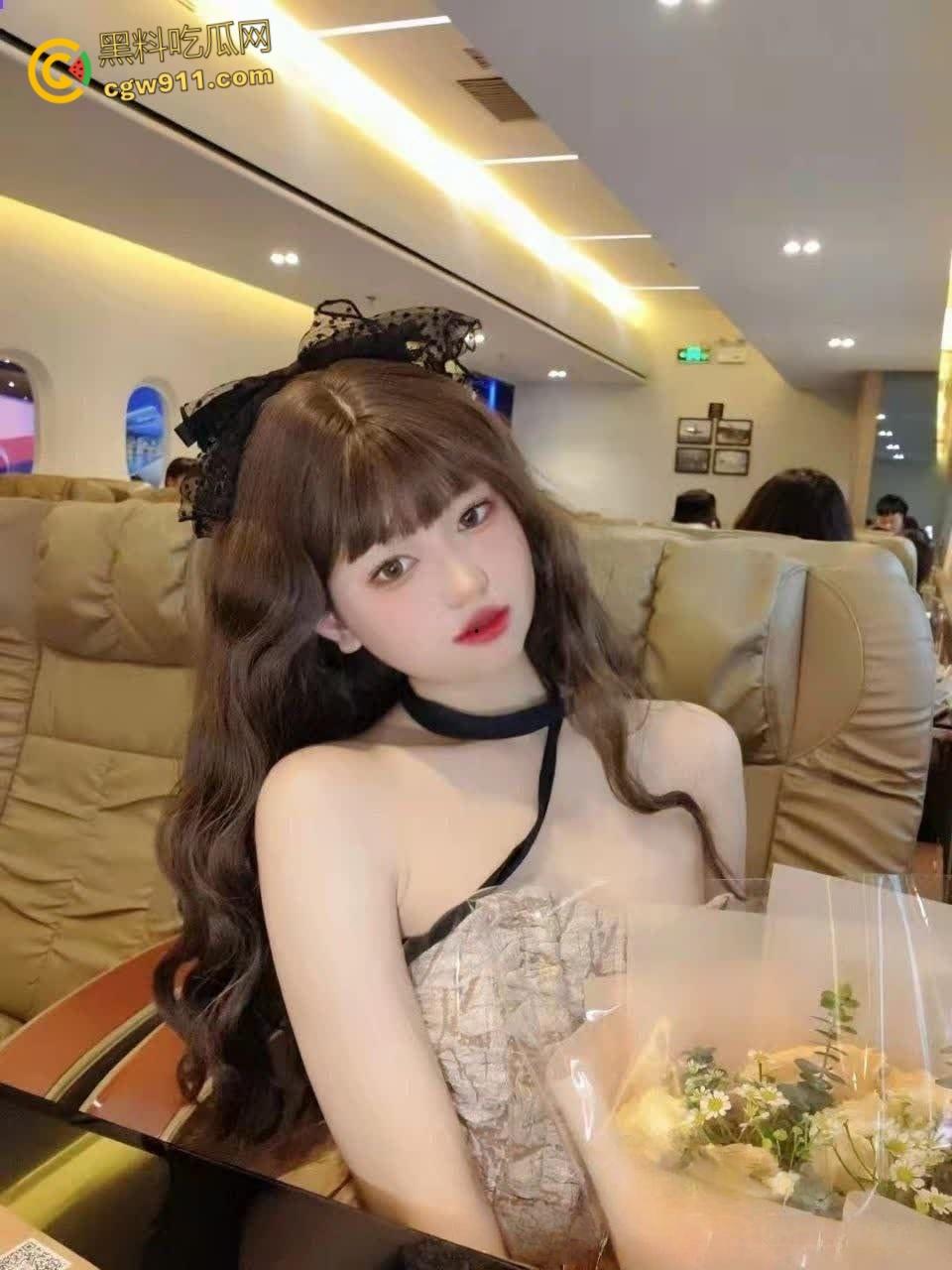 高颜值极品身材小萝莉，被富家公子调教成发情母狗，身穿情趣护士开档白丝，被两人疯狂无套抽插 ！-2