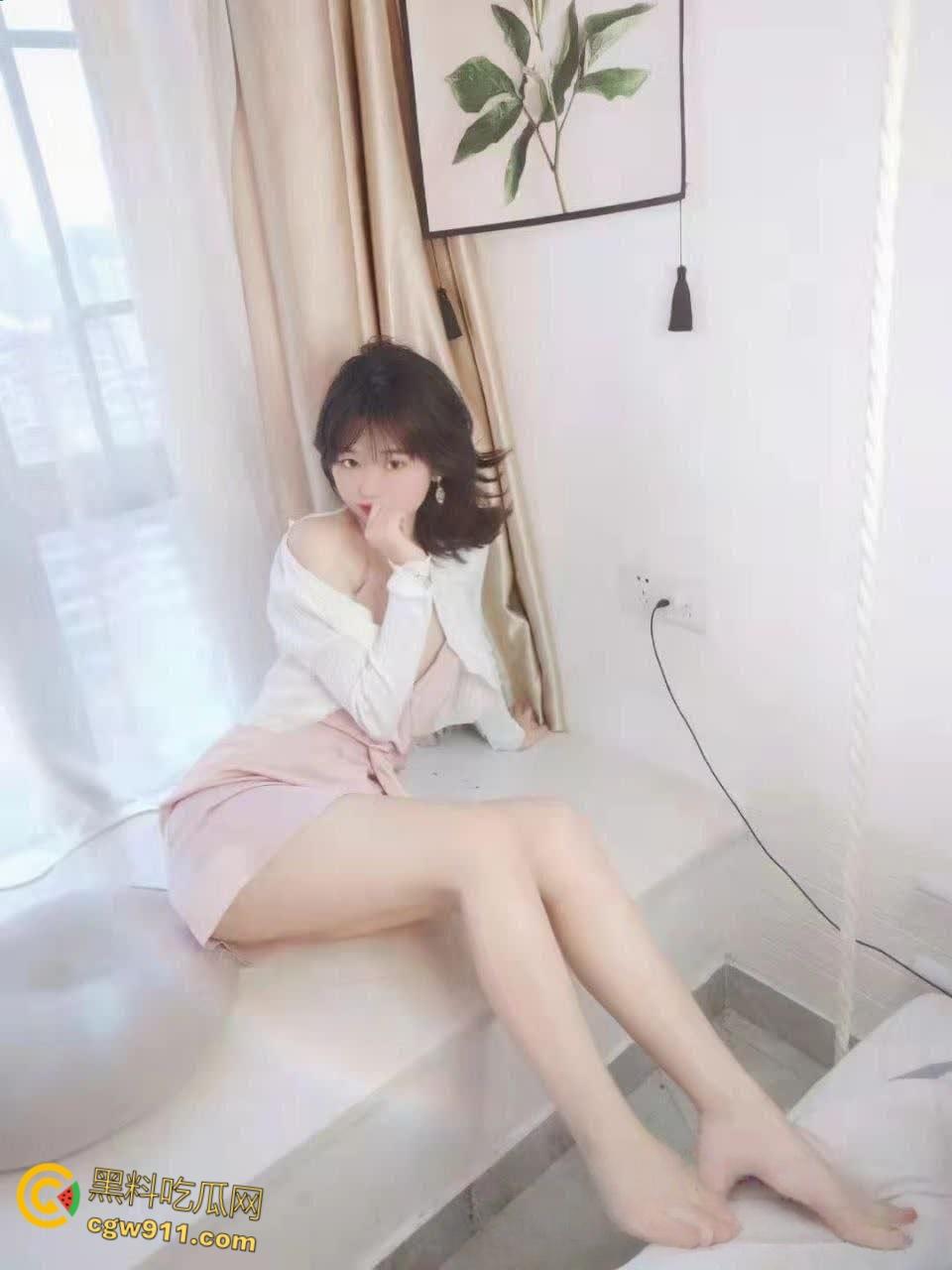 高颜值极品身材小萝莉，被富家公子调教成发情母狗，身穿情趣护士开档白丝，被两人疯狂无套抽插 ！-3