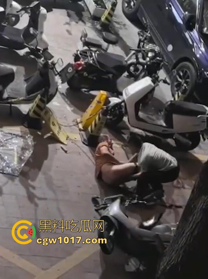 出轨女被捉奸在床，原配当街残忍暴打情夫，还想断掉情夫命根，这骚逼还一直护着，感觉这时候都缩起来了！-5