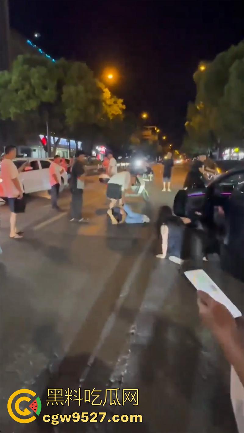 杭州某酒店门口，惊现捉奸名场面，男子抓到老婆出轨，当街疯狂殴打战斗力超群，拳拳到肉怒打奸夫！-3