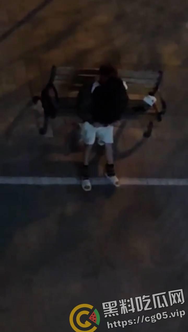 是兄弟就来一起打野战！山西某校园内好兄弟组团路边长椅打野战-2