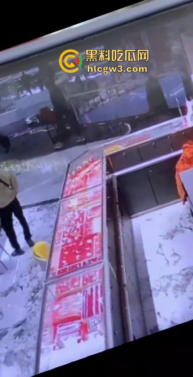 深圳水贝京基一楼惊现神偷！中午用刀划开柜台玻璃，100克金手镯被盗走-2