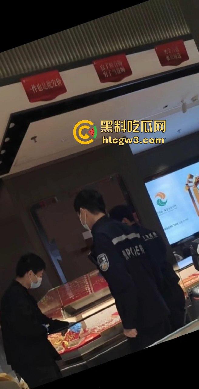 深圳水贝京基一楼惊现神偷！中午用刀划开柜台玻璃，100克金手镯被盗走-6