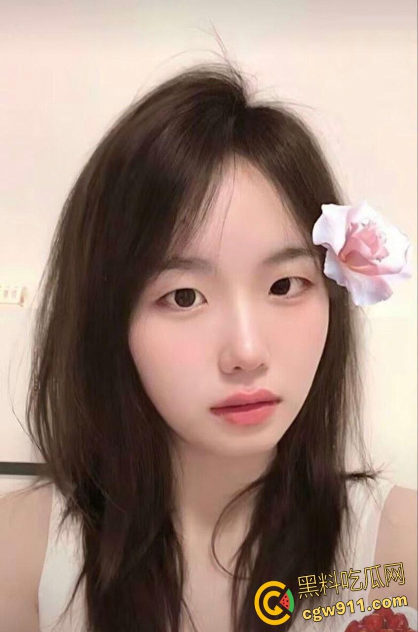 湘潭大学【刘宁】，与男友开房视频流出，清纯外表角色扮演样样都来，情趣黑丝诱惑爆棚，浴室镜前多姿势爆操！-3